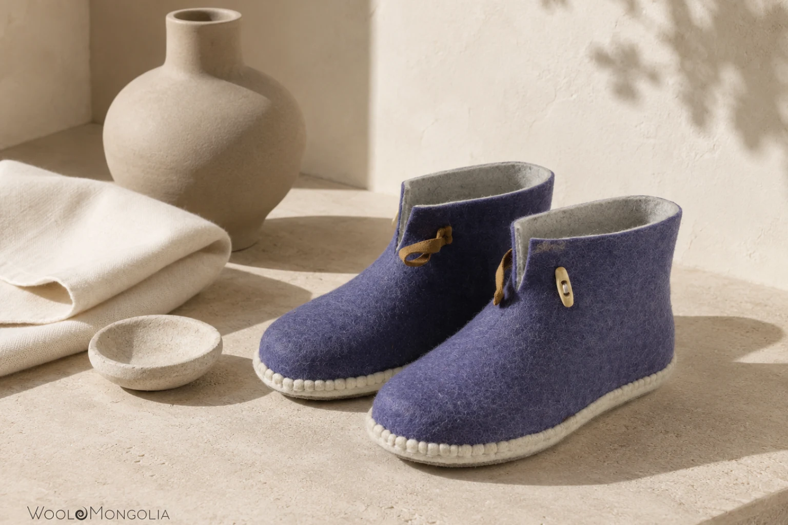 Синие войлочные тапочки Wool Mongolia в светлом интерьере